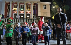 Децата на Лясковец посрещнаха Дядо Коледа, светна…